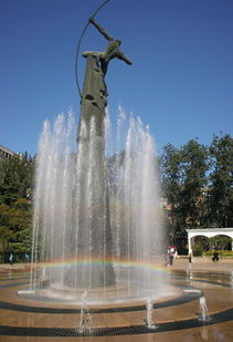 谁持彩虹舞喷泉,时间地点和光线