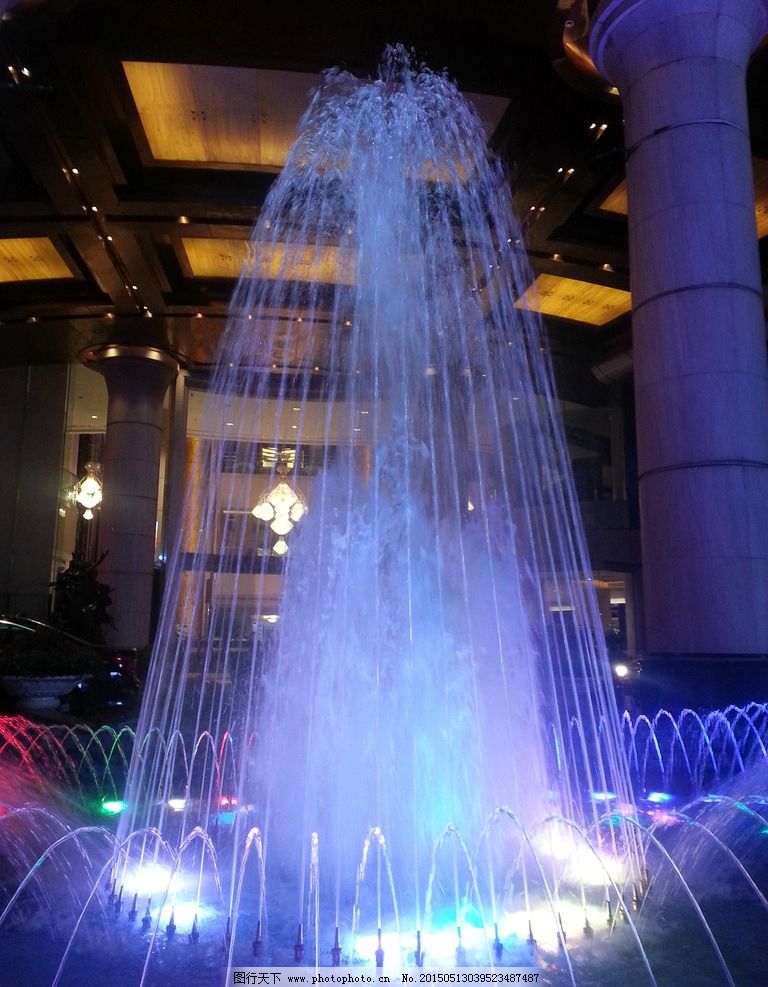彩色喷泉的视觉盛宴