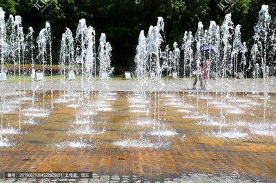 音乐喷泉凝固的水柱 艺术与自然的瞬间定格